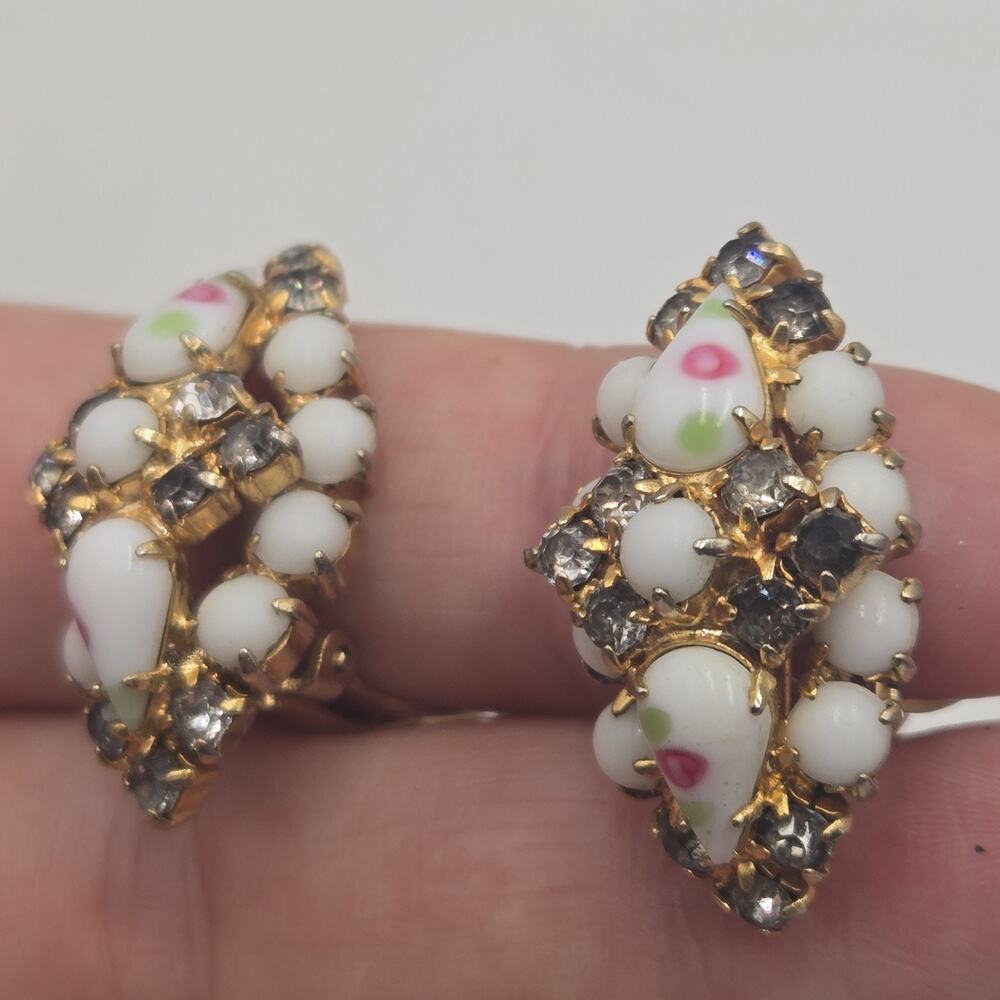 Vintage 1950s Milk Glass Rose Art Rhinestone Silver Tone Clip on Earrings 50-60s - Picture 4 of 9